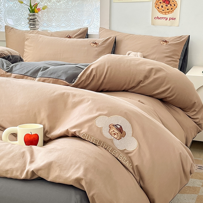 91家纺网 家纺一手货源 找家纺 琪格格纺织 2025新款40s全棉纯棉小熊绣花系列四件套 奶油熊 卡其配深灰