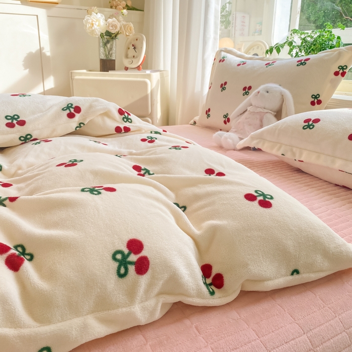 91家纺网 家纺一手货源 找家纺 梦可莱家居 2025冬新款牛奶绒加厚保暖花边床盖四件套系列简单款 樱桃AA