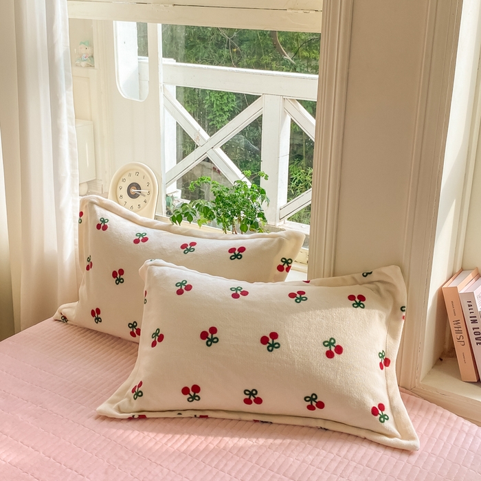 91家纺网 家纺一手货源 找家纺 梦可莱家居 2025冬新款牛奶绒加厚保暖花边床盖四件套系列简单款 樱桃AA