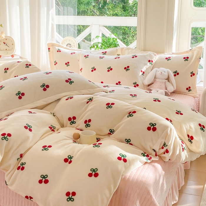 91家纺网 家纺一手货源 找家纺 梦可莱家居 2025冬新款牛奶绒加厚保暖花边床盖四件套系列简单款 樱桃AA