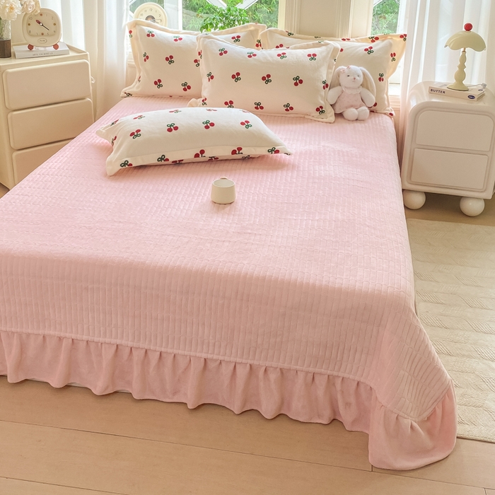 91家纺网 家纺一手货源 找家纺 梦可莱家居 2025冬新款牛奶绒加厚保暖花边床盖四件套系列简单款 樱桃AA