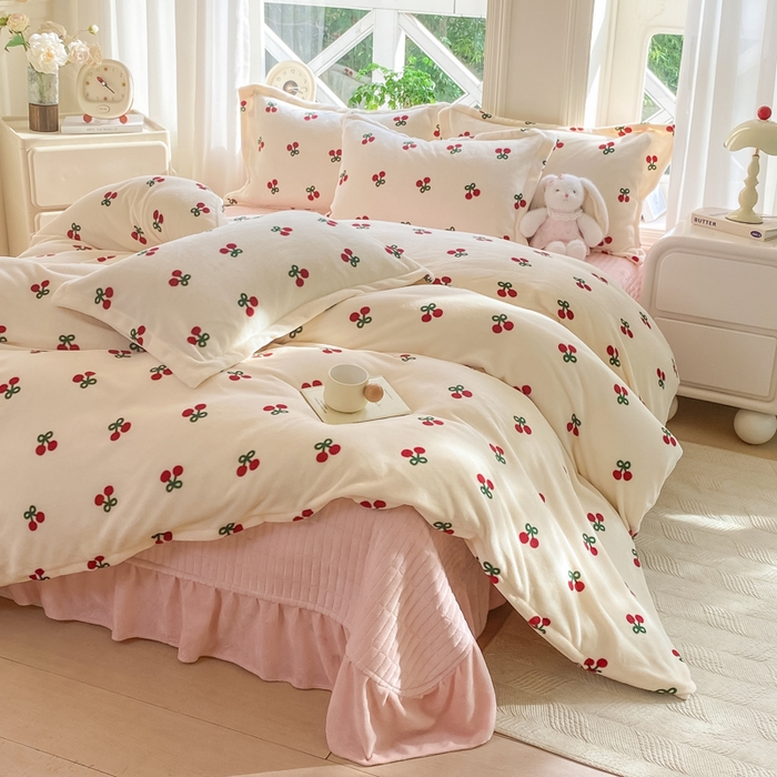 91家纺网 家纺一手货源 找家纺 梦可莱家居 2025冬新款牛奶绒加厚保暖花边床盖四件套系列简单款 樱桃AA