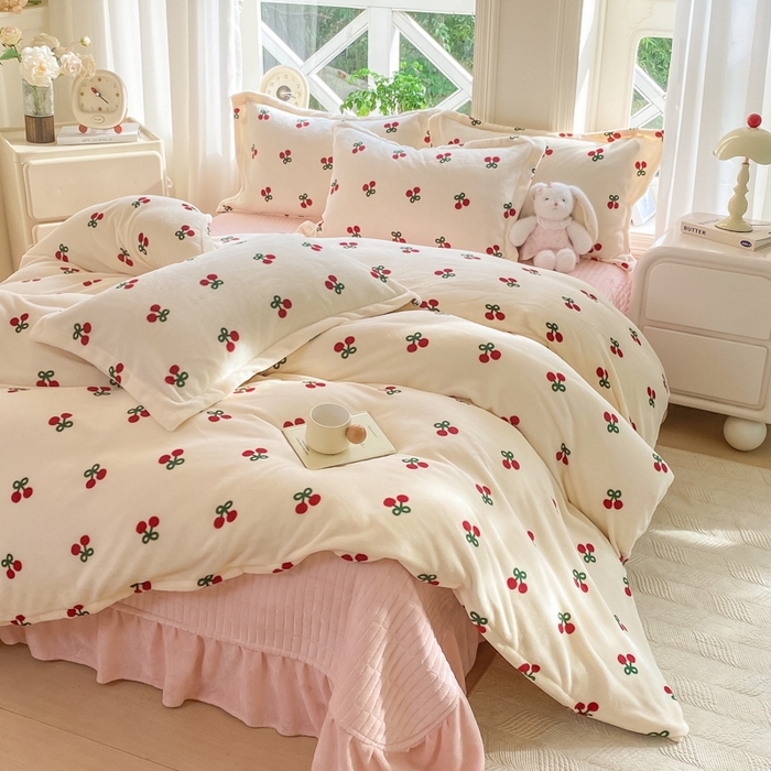 91家纺网 家纺一手货源 找家纺 梦可莱家居 2025冬新款牛奶绒加厚保暖花边床盖四件套系列简单款 樱桃AA