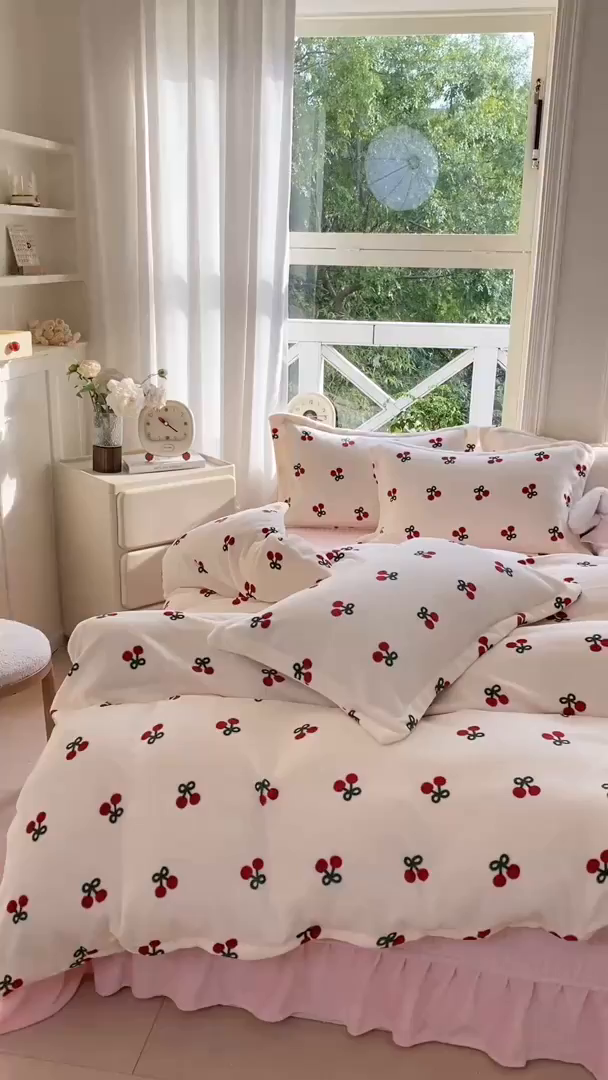 91家纺网 家纺一手货源 找家纺 梦可莱家居 2025冬新款牛奶绒加厚保暖花边床盖四件套系列简单款 樱桃AA