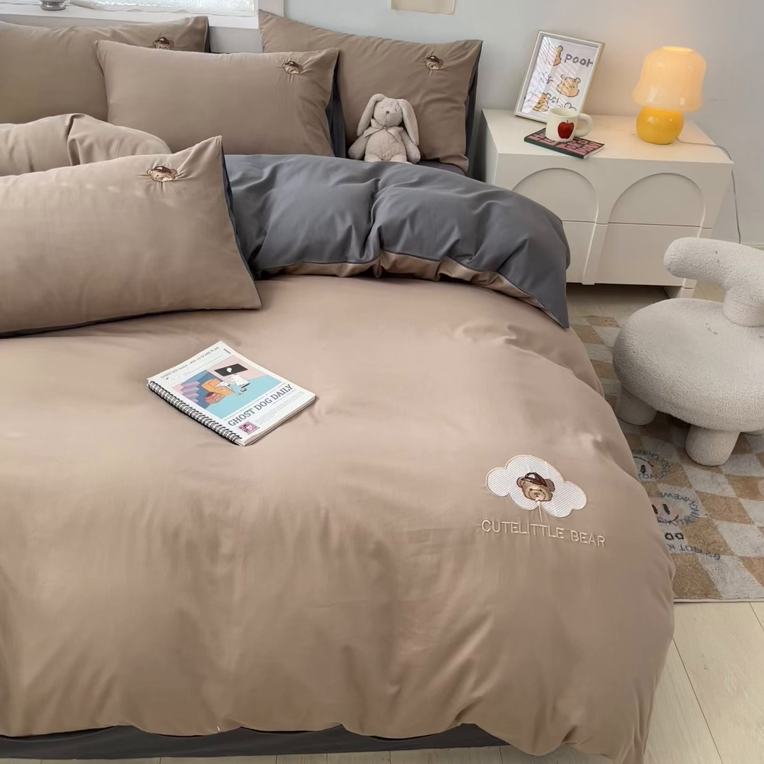 91家纺网 家纺一手货源 找家纺 琪格格纺织 2025新款40s全棉纯棉小熊绣花系列四件套 奶油熊 卡其配深灰