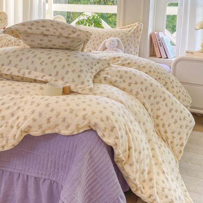 91家纺网 家纺一手货源 找家纺 梦可莱家居 2025冬新款牛奶绒加厚保暖花边床盖四件套系列简单款 紫薇AA