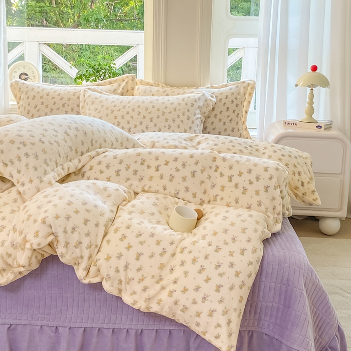 91家纺网 家纺一手货源 找家纺 梦可莱家居 2025冬新款牛奶绒加厚保暖花边床盖四件套系列简单款 紫薇AA