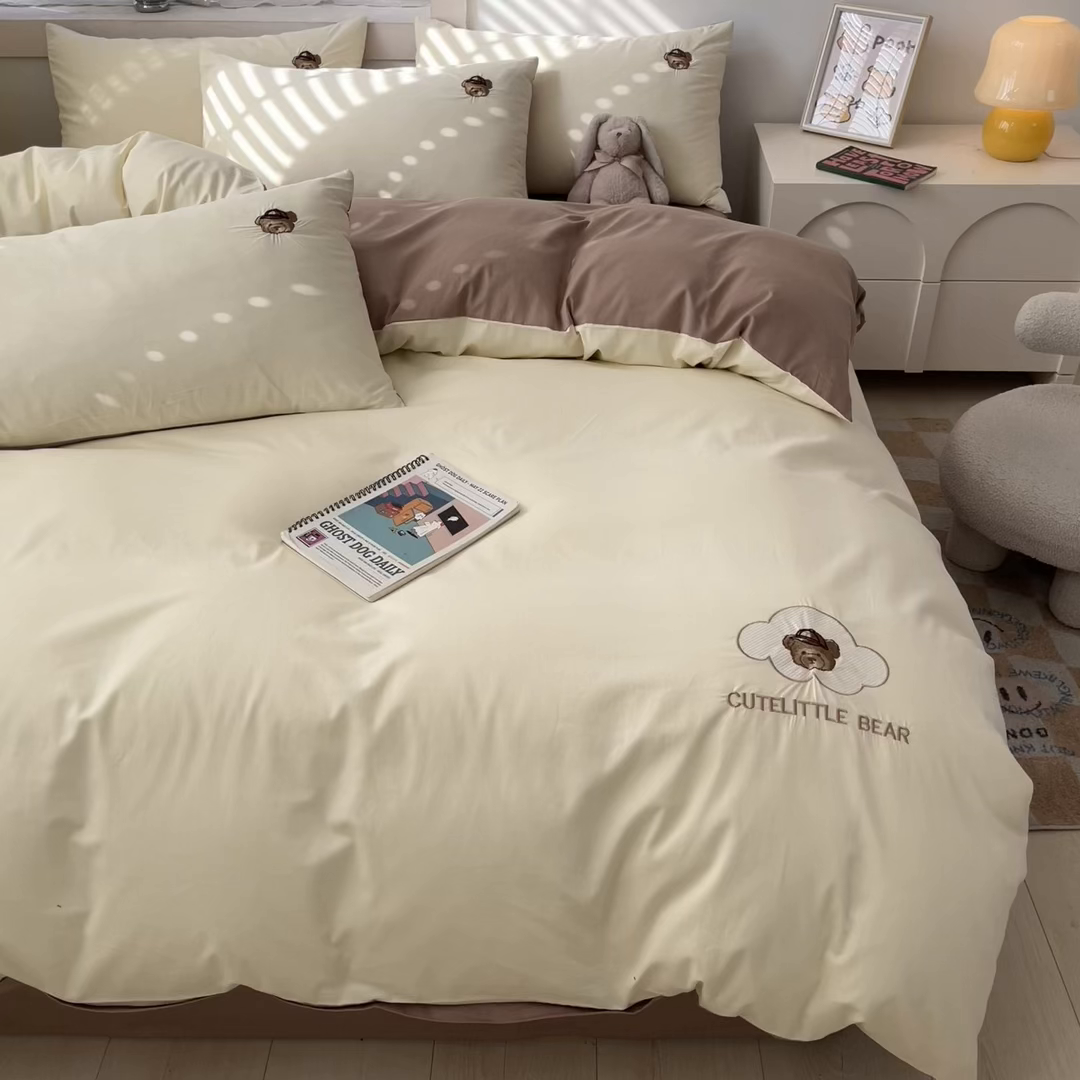 91家纺网 家纺一手货源 找家纺 琪格格纺织 2025新款40s全棉纯棉小熊绣花系列四件套 奶油熊-米白咖