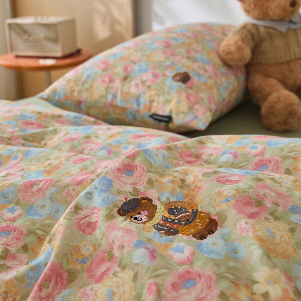 91家纺网 家纺一手货源 找家纺 蓝邻家纺 2025新款全棉磨毛刺绣四件套-小熊油画风系列 秘境小熊