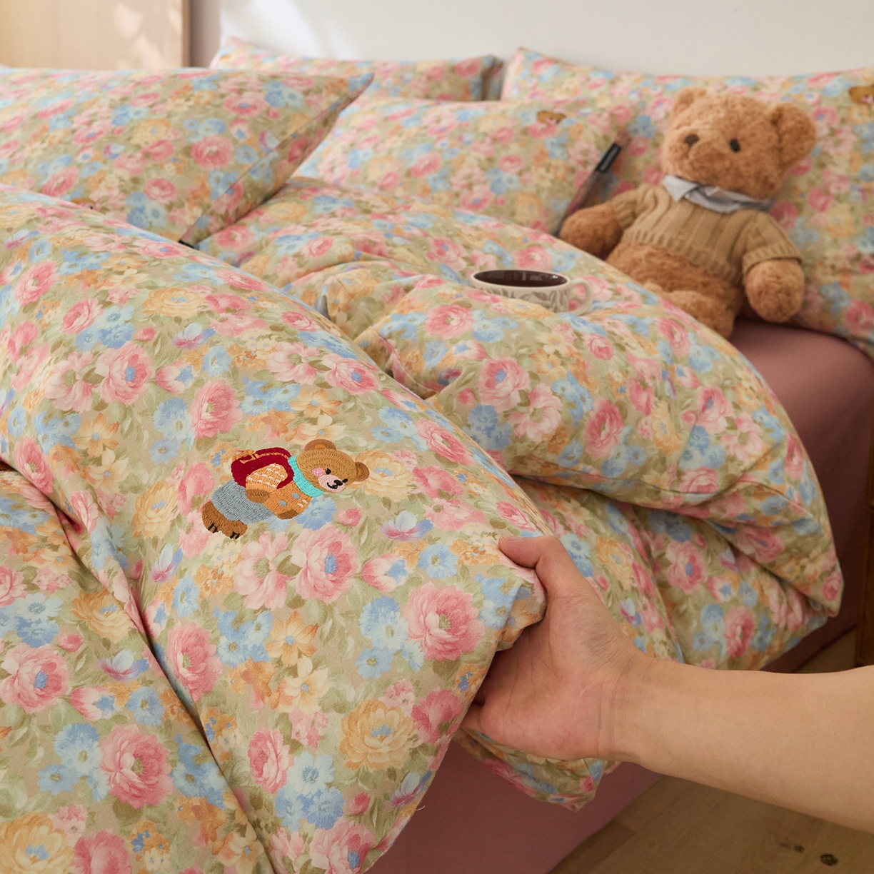 91家纺网 家纺一手货源 找家纺 （总）蓝邻家纺 2025新款全棉磨毛刺绣四件套-小熊油画风系列