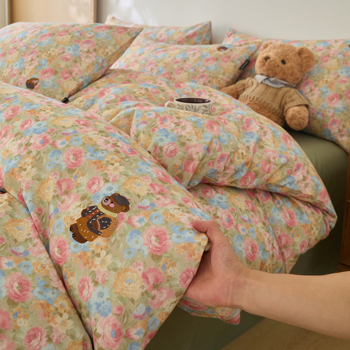 91家纺网 家纺一手货源 找家纺 蓝邻家纺 2025新款全棉磨毛刺绣四件套-小熊油画风系列 秘境小熊