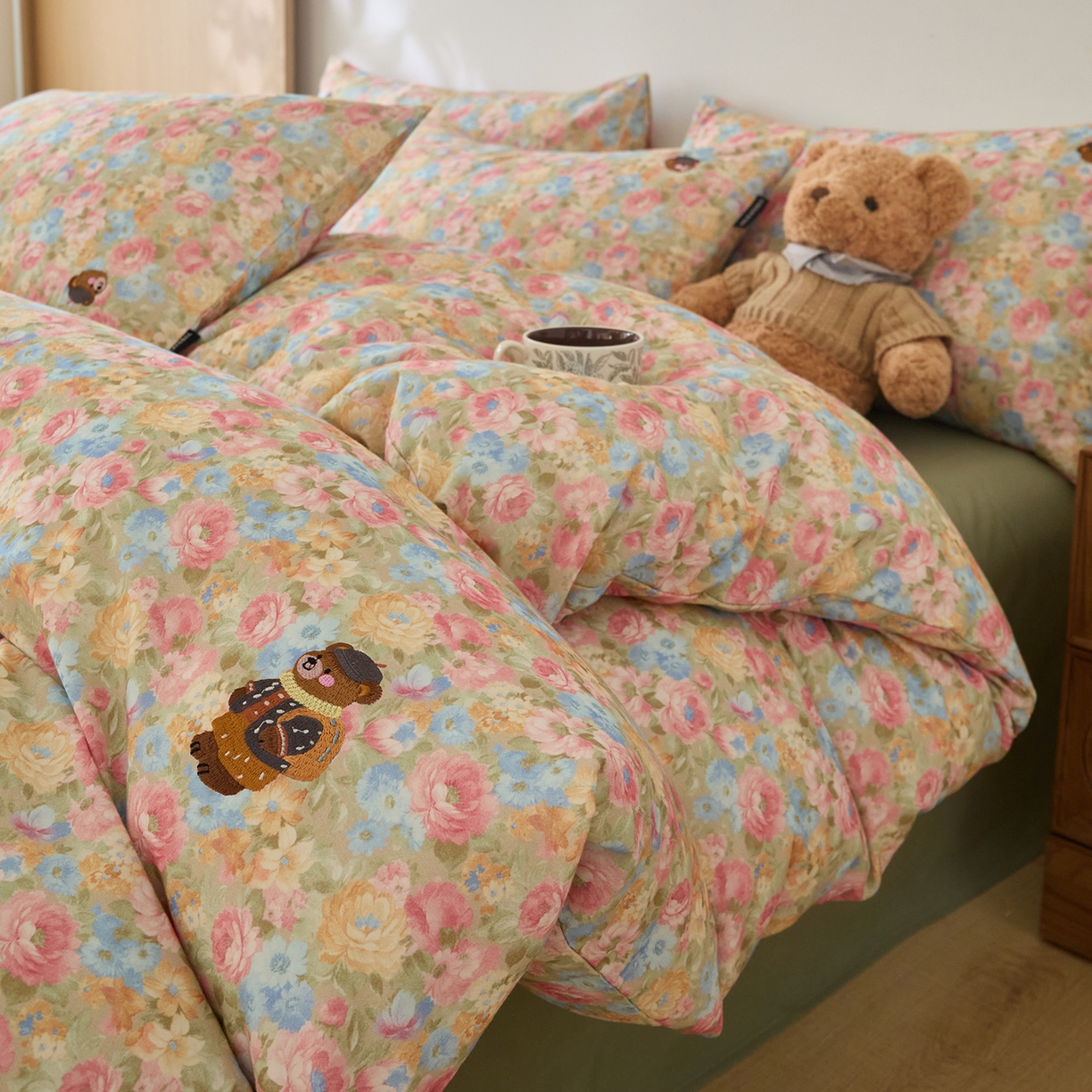 91家纺网 家纺一手货源 找家纺 蓝邻家纺 2025新款全棉磨毛刺绣四件套-小熊油画风系列 秘境小熊