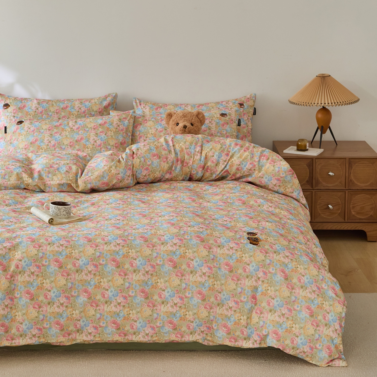 91家纺网 家纺一手货源 找家纺 蓝邻家纺 2025新款全棉磨毛刺绣四件套-小熊油画风系列 秘境小熊