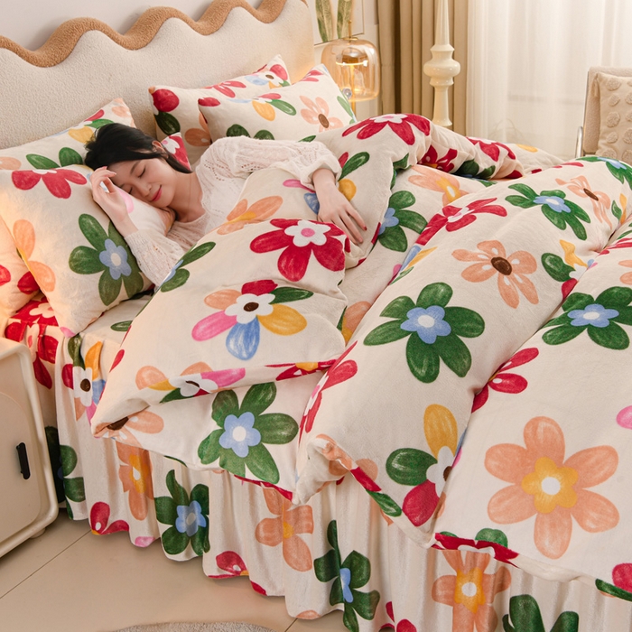 91家纺网 家纺一手货源 找家纺 圣靓 2025新款高克重牛奶绒四件套印花床裙款 花花世界