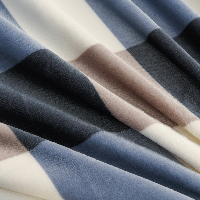 91家纺网 家纺一手货源 找家纺 圣靓 2025新款高克重牛奶绒四件套印花床裙款 简尚格调