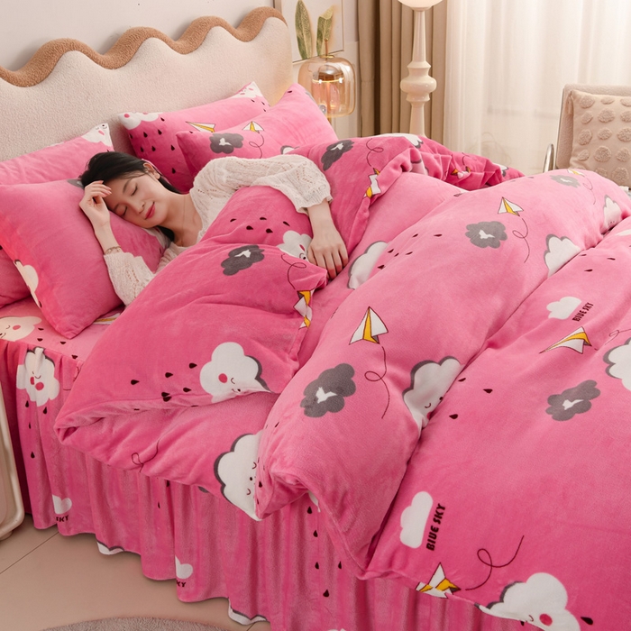 91家纺网 家纺一手货源 找家纺 圣靓 2025新款高克重牛奶绒四件套印花床裙款 甜美约定