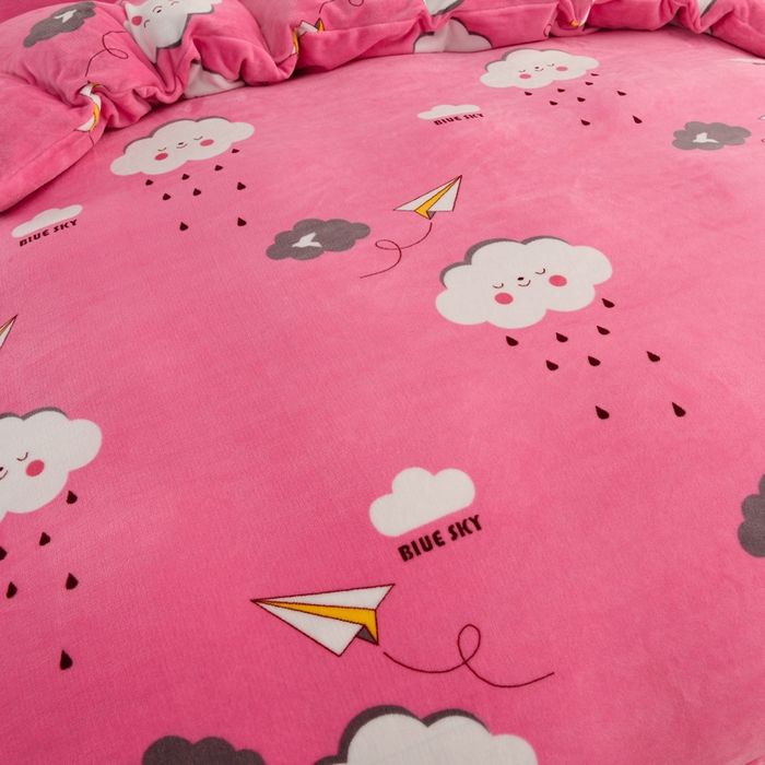 91家纺网 家纺一手货源 找家纺 圣靓 2025新款高克重牛奶绒四件套印花床裙款 甜美约定