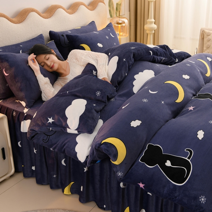 91家纺网 家纺一手货源 找家纺 圣靓 2025新款高克重牛奶绒四件套印花床裙款 晚安喵喵