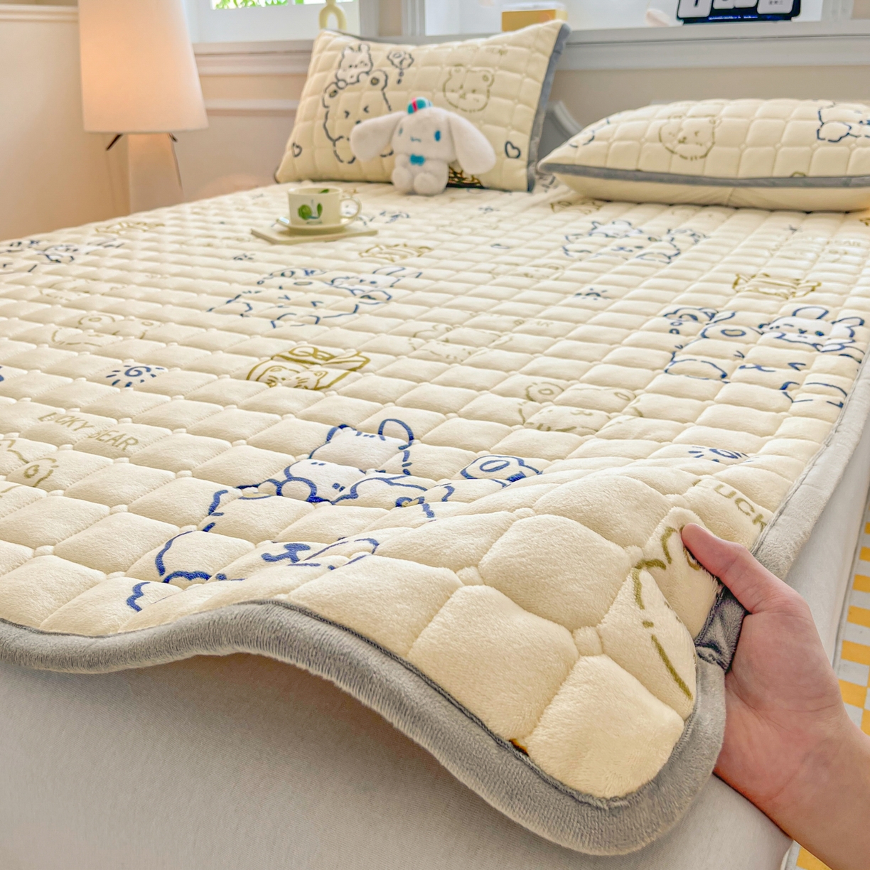 91家纺网 家纺一手货源 找家纺 （总）小叮当家纺仓储工厂店 2025新款牛奶绒夹棉印花床垫床护垫大床图