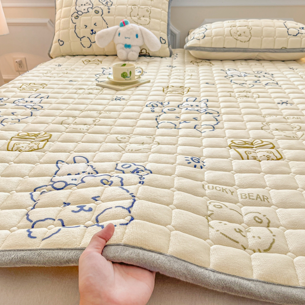 91家纺网 家纺一手货源 找家纺 （总）小叮当家纺仓储工厂店 2025新款牛奶绒夹棉印花床垫床护垫大床图