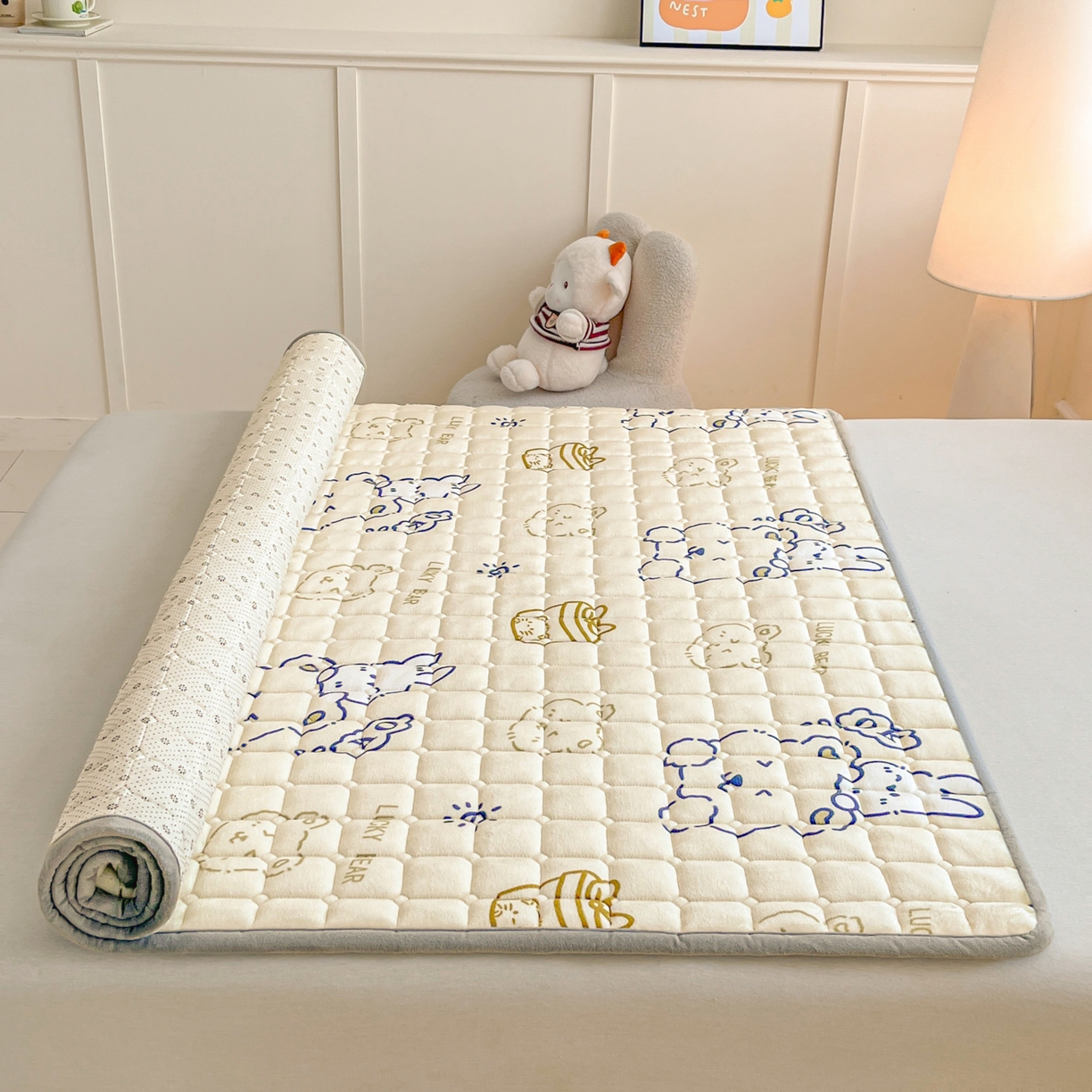 91家纺网 家纺一手货源 找家纺 （总）小叮当家纺仓储工厂店 2025新款牛奶绒夹棉印花床垫床护垫大床图