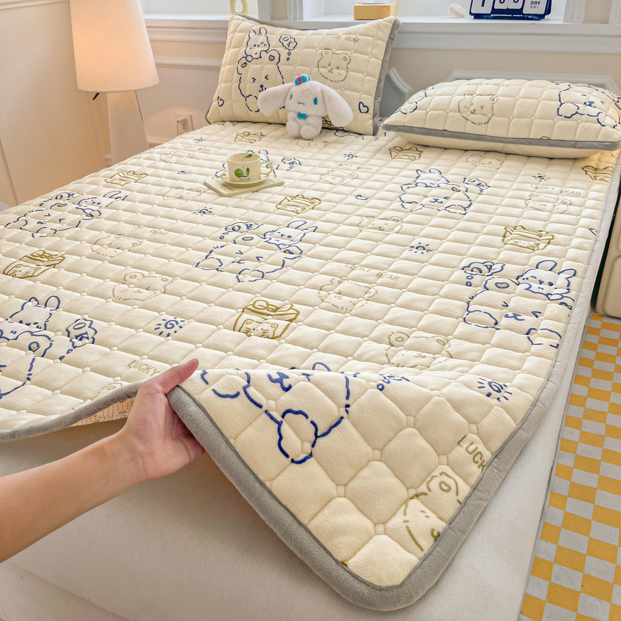 91家纺网 家纺一手货源 找家纺 （总）小叮当家纺仓储工厂店 2025新款牛奶绒夹棉印花床垫床护垫大床图