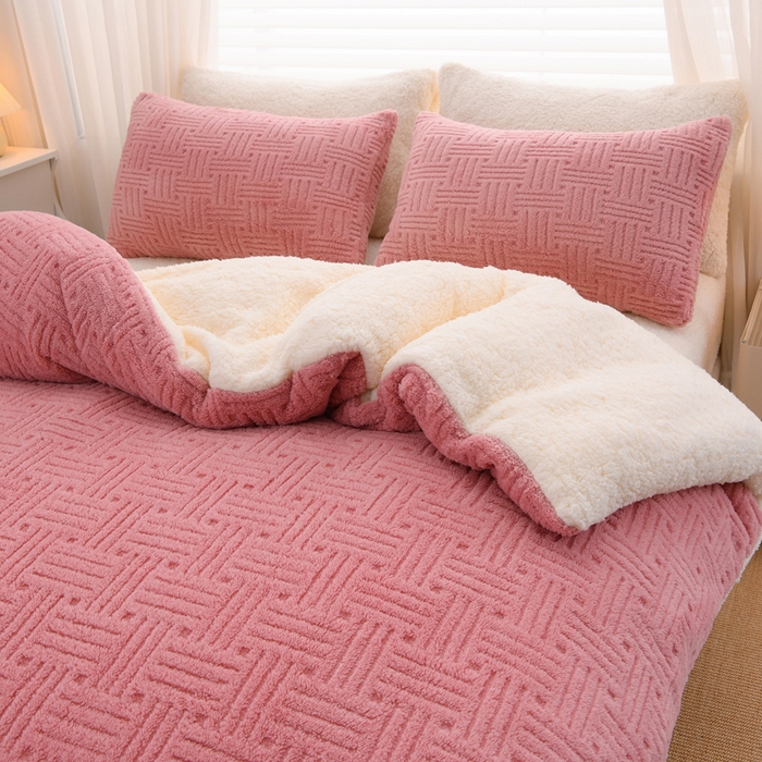 91家纺网 家纺一手货源 找家纺 圣靓 2025新款塔芙绒羊羔绒双面冬被被子被芯 粉黛