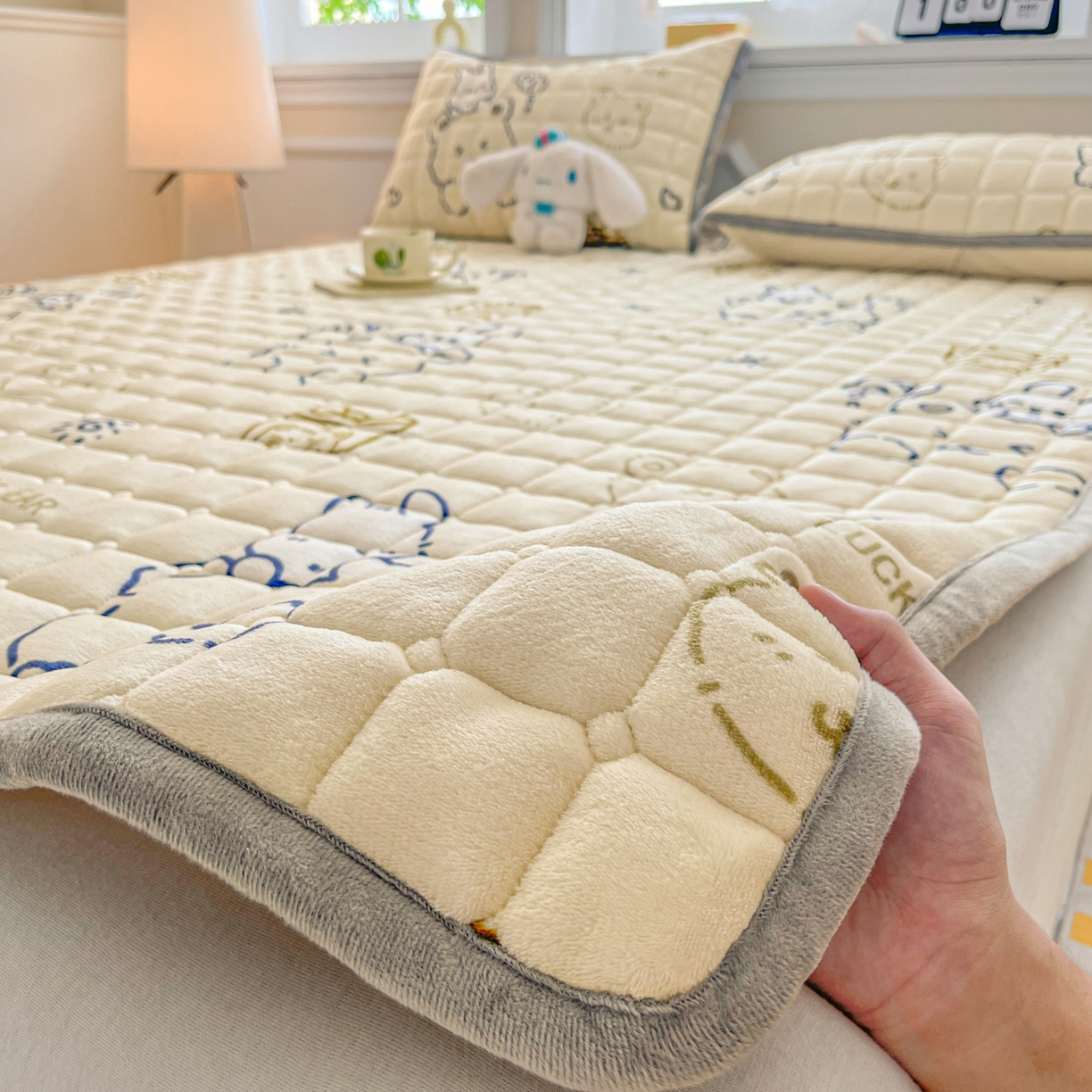 91家纺网 家纺一手货源 找家纺 （总）小叮当家纺仓储工厂店 2025新款牛奶绒夹棉印花床垫床护垫大床图