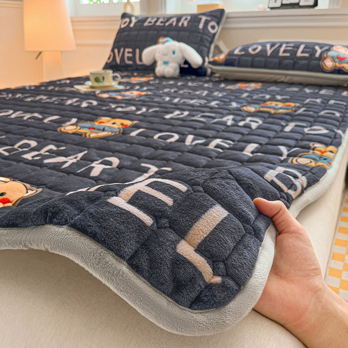 91家纺网 家纺一手货源 找家纺 （总）小叮当家纺仓储工厂店 2025新款牛奶绒夹棉印花床垫床护垫大床图