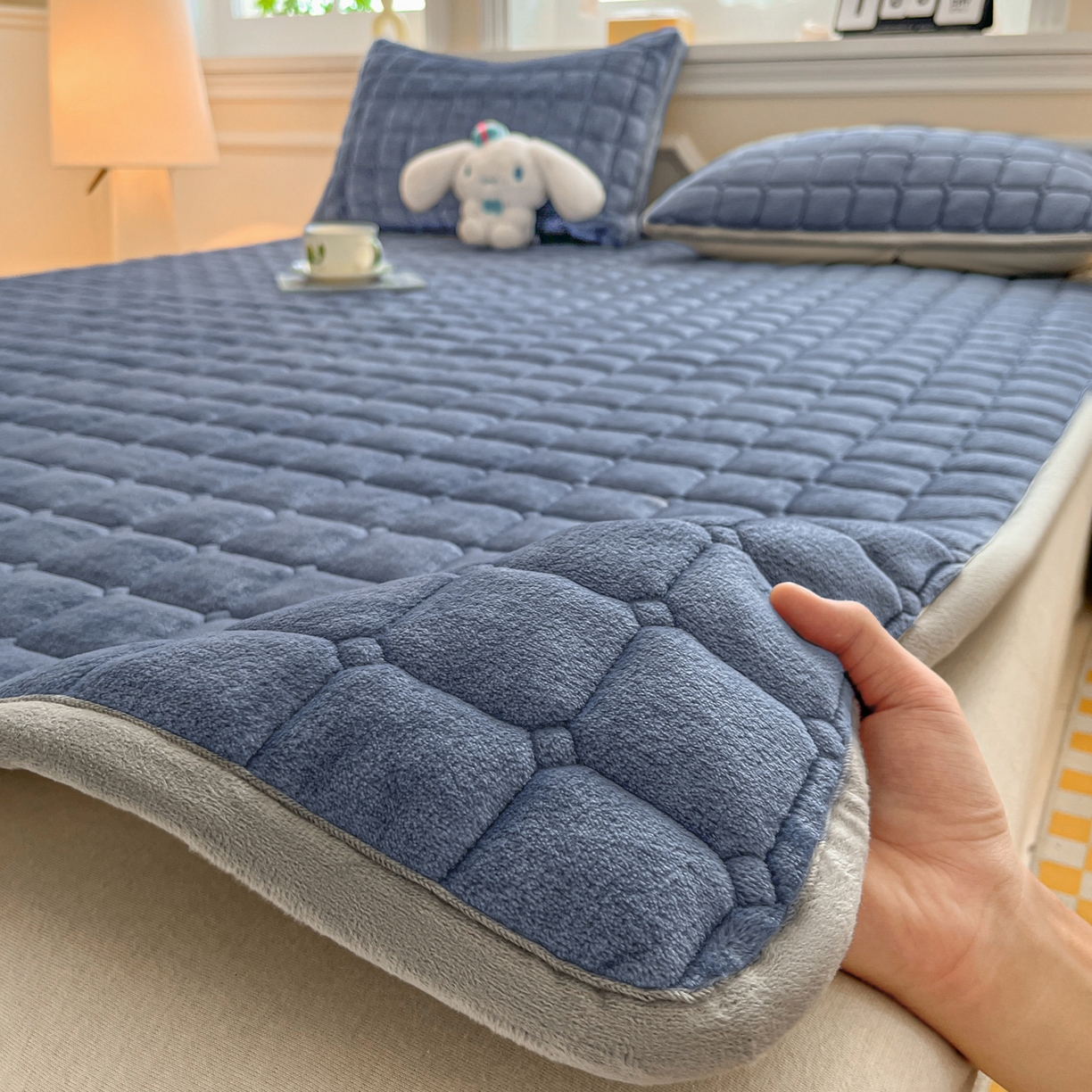 91家纺网 家纺一手货源 找家纺 （总）小叮当家纺仓储工厂店 2025新款牛奶绒夹棉印花床垫床护垫大床图