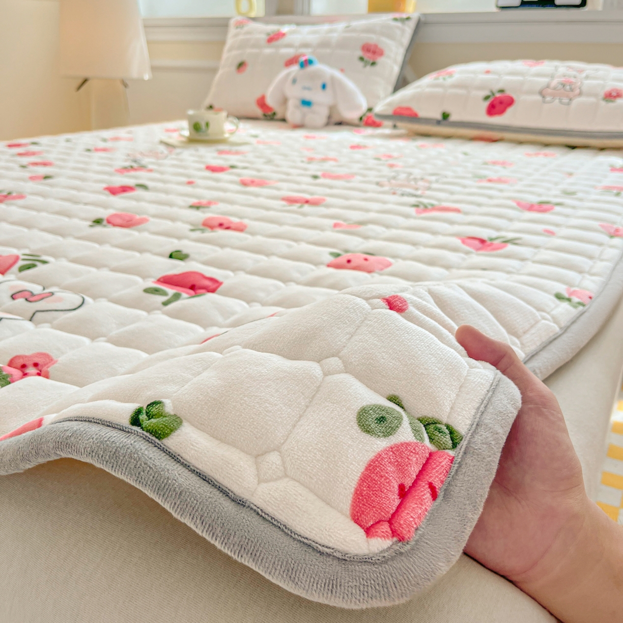 91家纺网 家纺一手货源 找家纺 （总）小叮当家纺仓储工厂店 2025新款牛奶绒夹棉印花床垫床护垫大床图