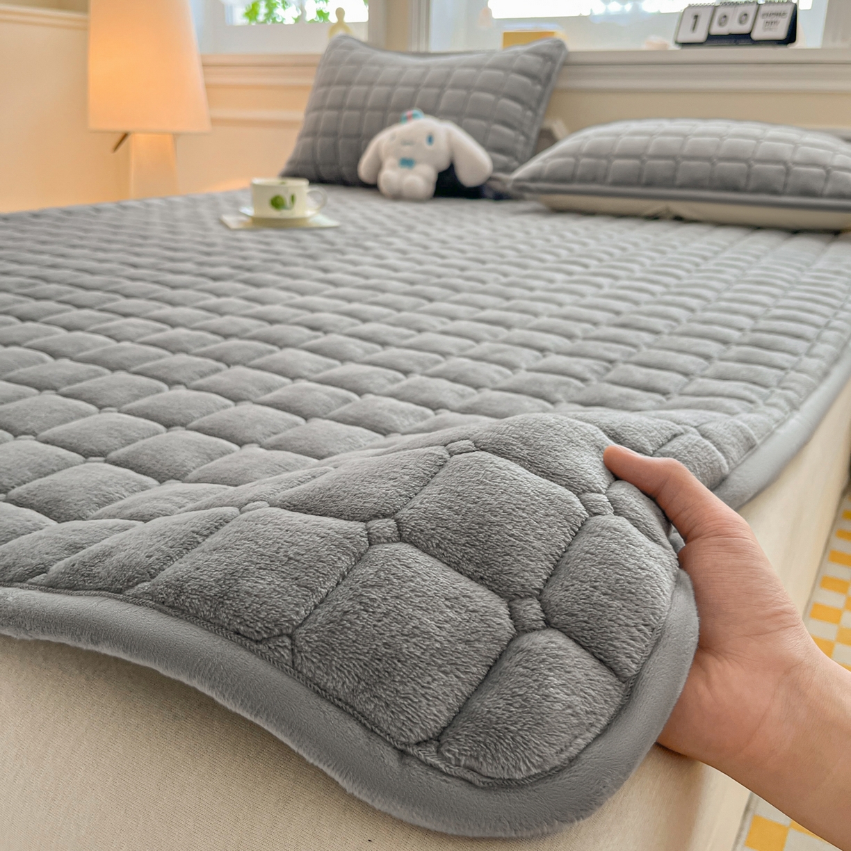 91家纺网 家纺一手货源 找家纺 （总）小叮当家纺仓储工厂店 2025新款牛奶绒夹棉印花床垫床护垫大床图