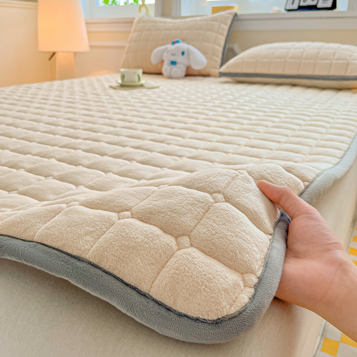 91家纺网 家纺一手货源 找家纺 （总）小叮当家纺仓储工厂店 2025新款牛奶绒夹棉印花床垫床护垫大床图