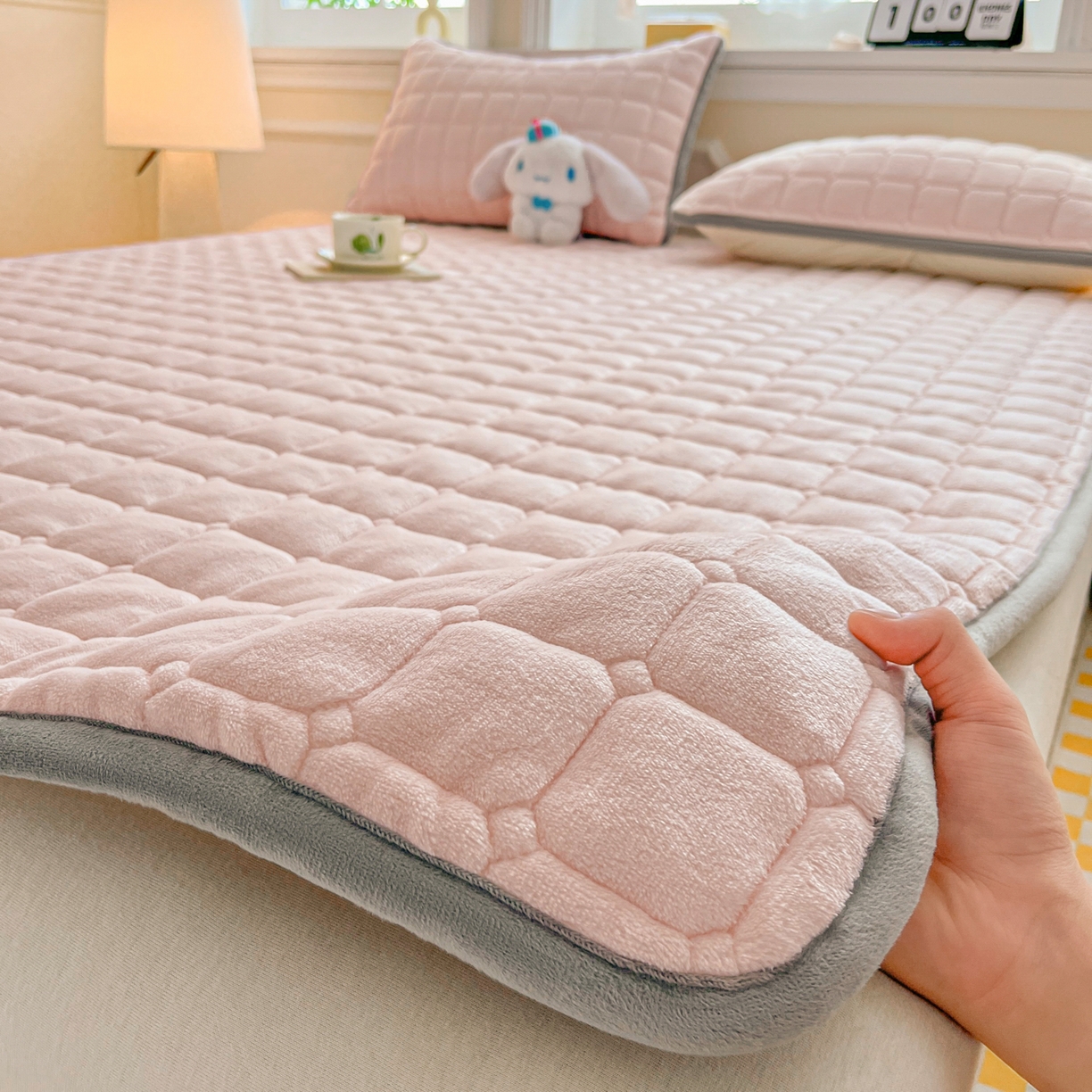 91家纺网 家纺一手货源 找家纺 （总）小叮当家纺仓储工厂店 2025新款牛奶绒夹棉印花床垫床护垫大床图