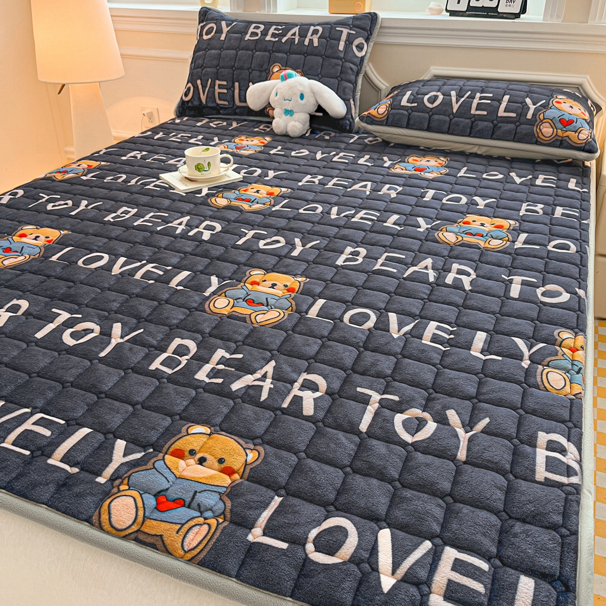 91家纺网 家纺一手货源 找家纺 小叮当家纺仓储工厂店 2025新款牛奶绒夹棉印花床垫床护垫大床图 绒床垫-LOVE熊