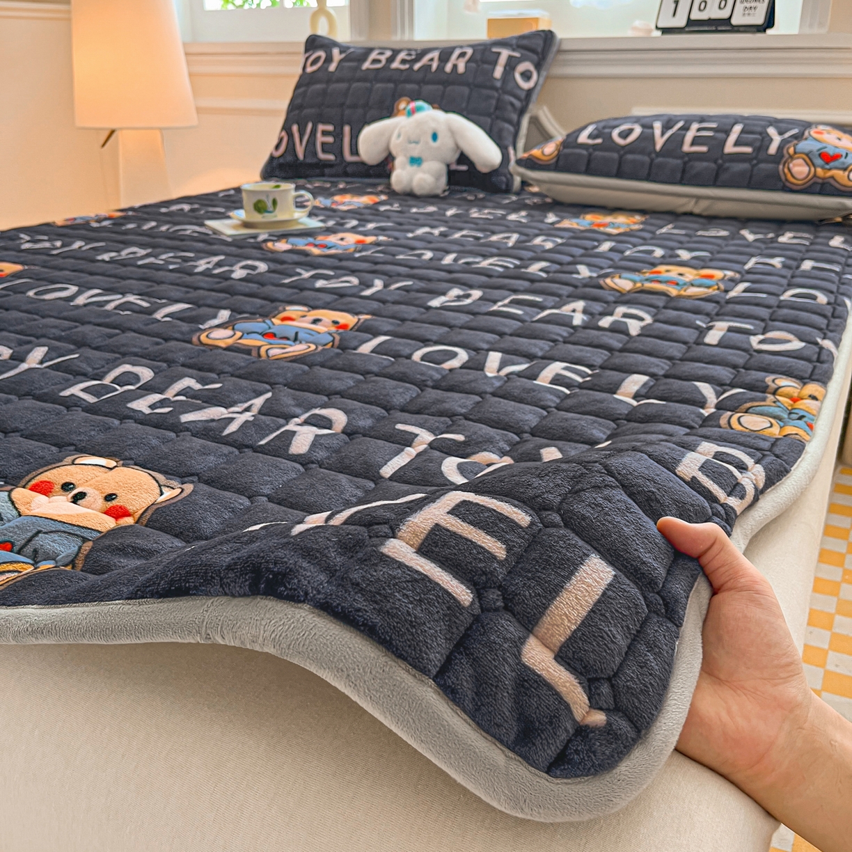 91家纺网 家纺一手货源 找家纺 小叮当家纺仓储工厂店 2025新款牛奶绒夹棉印花床垫床护垫大床图 绒床垫-LOVE熊