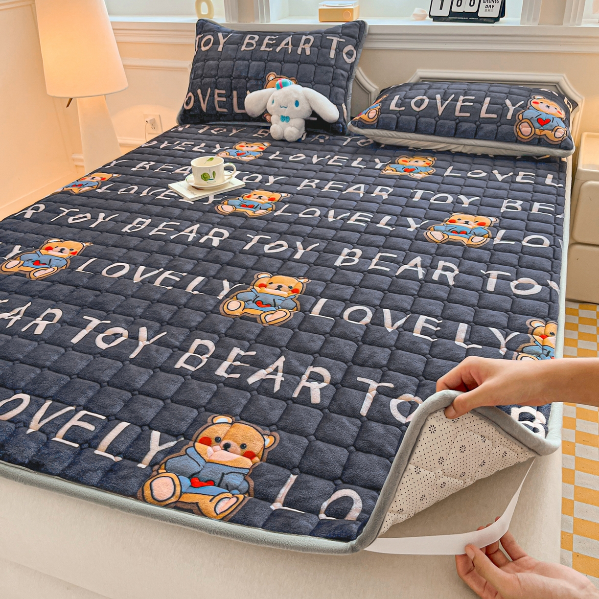 91家纺网 家纺一手货源 找家纺 小叮当家纺仓储工厂店 2025新款牛奶绒夹棉印花床垫床护垫大床图 绒床垫-LOVE熊