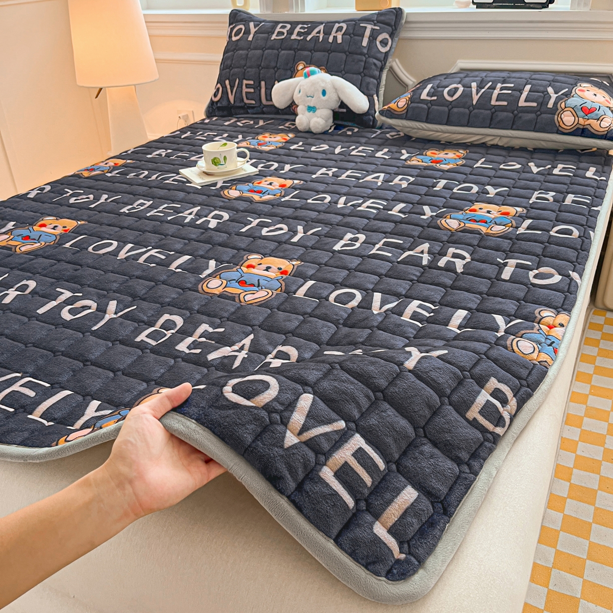 91家纺网 家纺一手货源 找家纺 小叮当家纺仓储工厂店 2025新款牛奶绒夹棉印花床垫床护垫大床图 绒床垫-LOVE熊