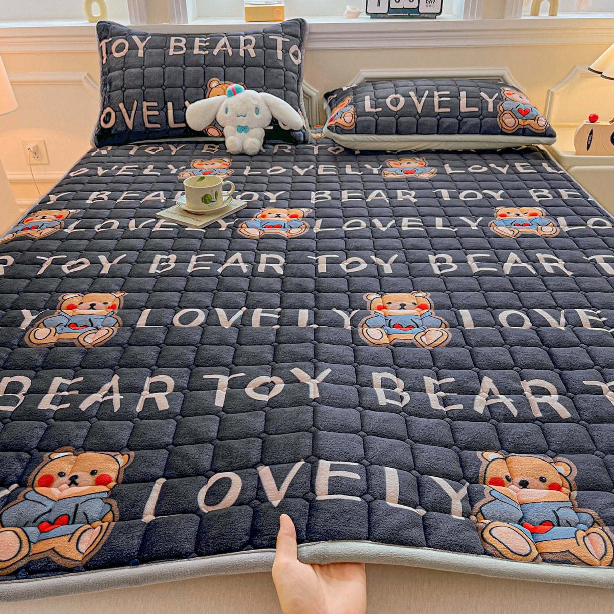 91家纺网 家纺一手货源 找家纺 小叮当家纺仓储工厂店 2025新款牛奶绒夹棉印花床垫床护垫大床图 绒床垫-LOVE熊