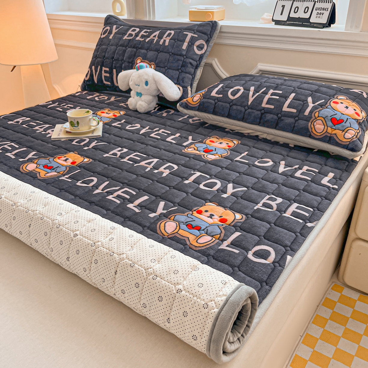 91家纺网 家纺一手货源 找家纺 小叮当家纺仓储工厂店 2025新款牛奶绒夹棉印花床垫床护垫大床图 绒床垫-LOVE熊