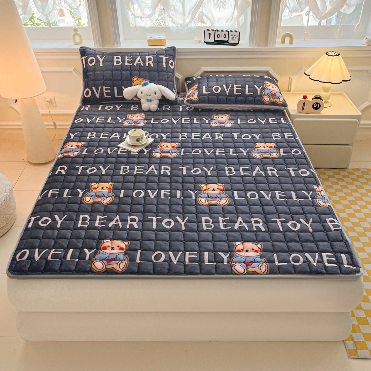 91家纺网 家纺一手货源 找家纺 小叮当家纺仓储工厂店 2025新款牛奶绒夹棉印花床垫床护垫大床图 绒床垫-LOVE熊