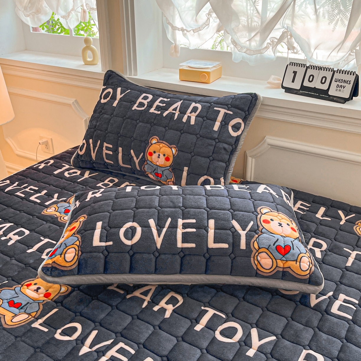 91家纺网 家纺一手货源 找家纺 小叮当家纺仓储工厂店 2025新款牛奶绒夹棉印花床垫床护垫大床图 绒床垫-LOVE熊