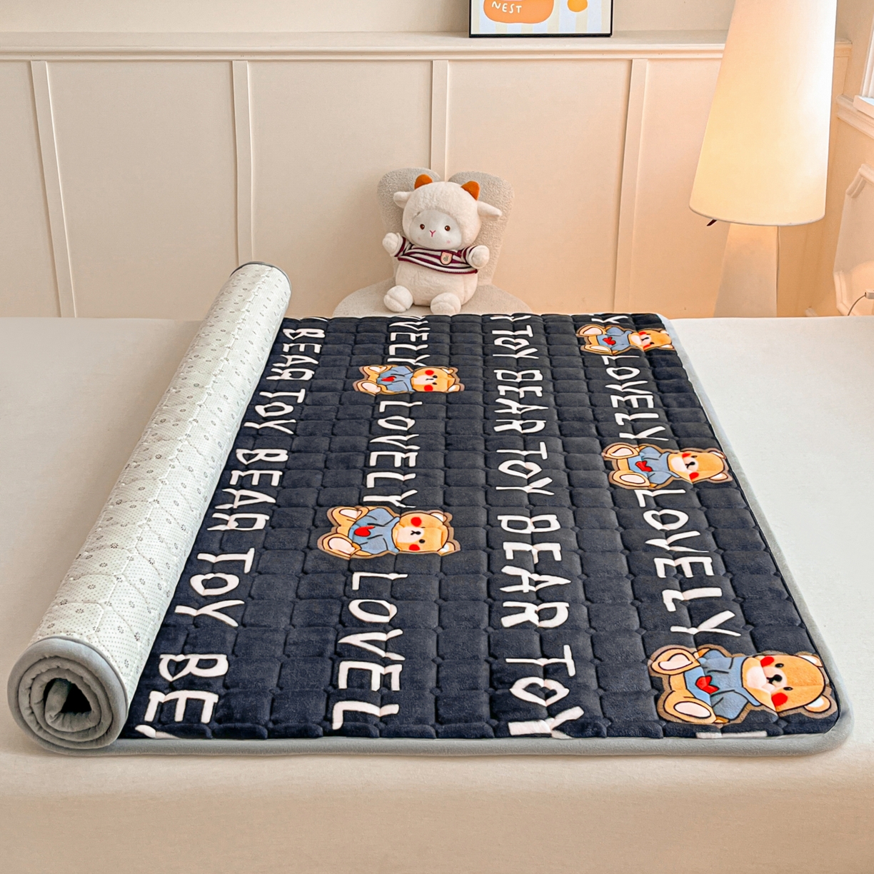 91家纺网 家纺一手货源 找家纺 小叮当家纺仓储工厂店 2025新款牛奶绒夹棉印花床垫床护垫大床图 绒床垫-LOVE熊