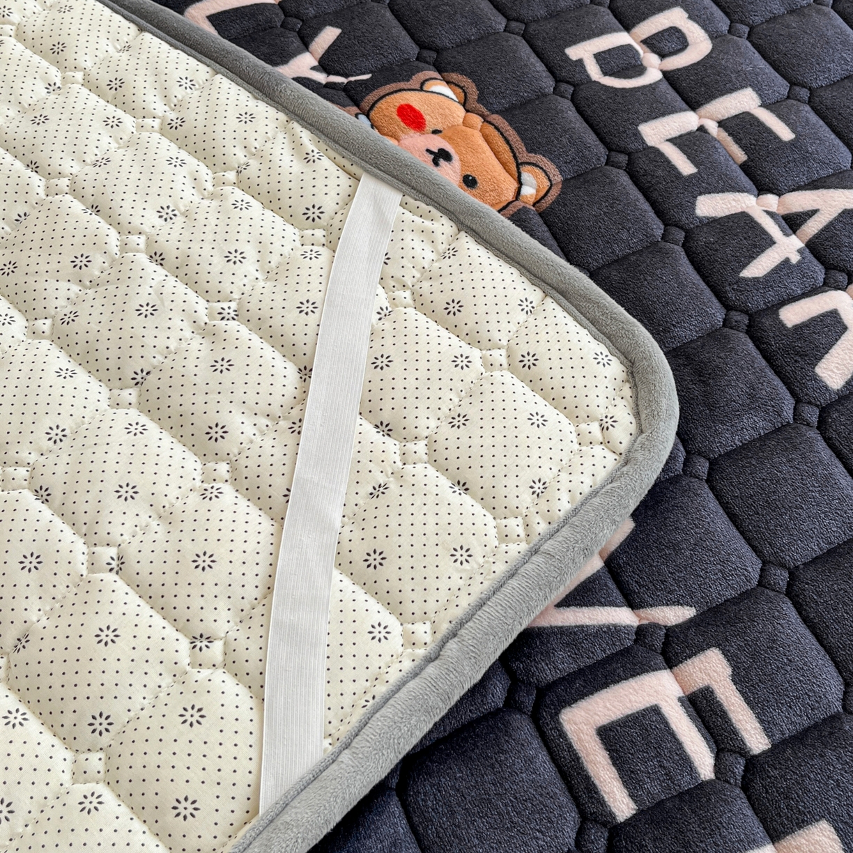 91家纺网 家纺一手货源 找家纺 小叮当家纺仓储工厂店 2025新款牛奶绒夹棉印花床垫床护垫大床图 绒床垫-LOVE熊