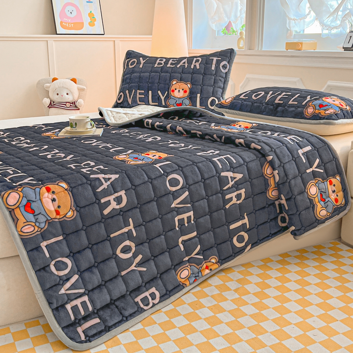 91家纺网 家纺一手货源 找家纺 小叮当家纺仓储工厂店 2025新款牛奶绒夹棉印花床垫床护垫大床图 绒床垫-LOVE熊