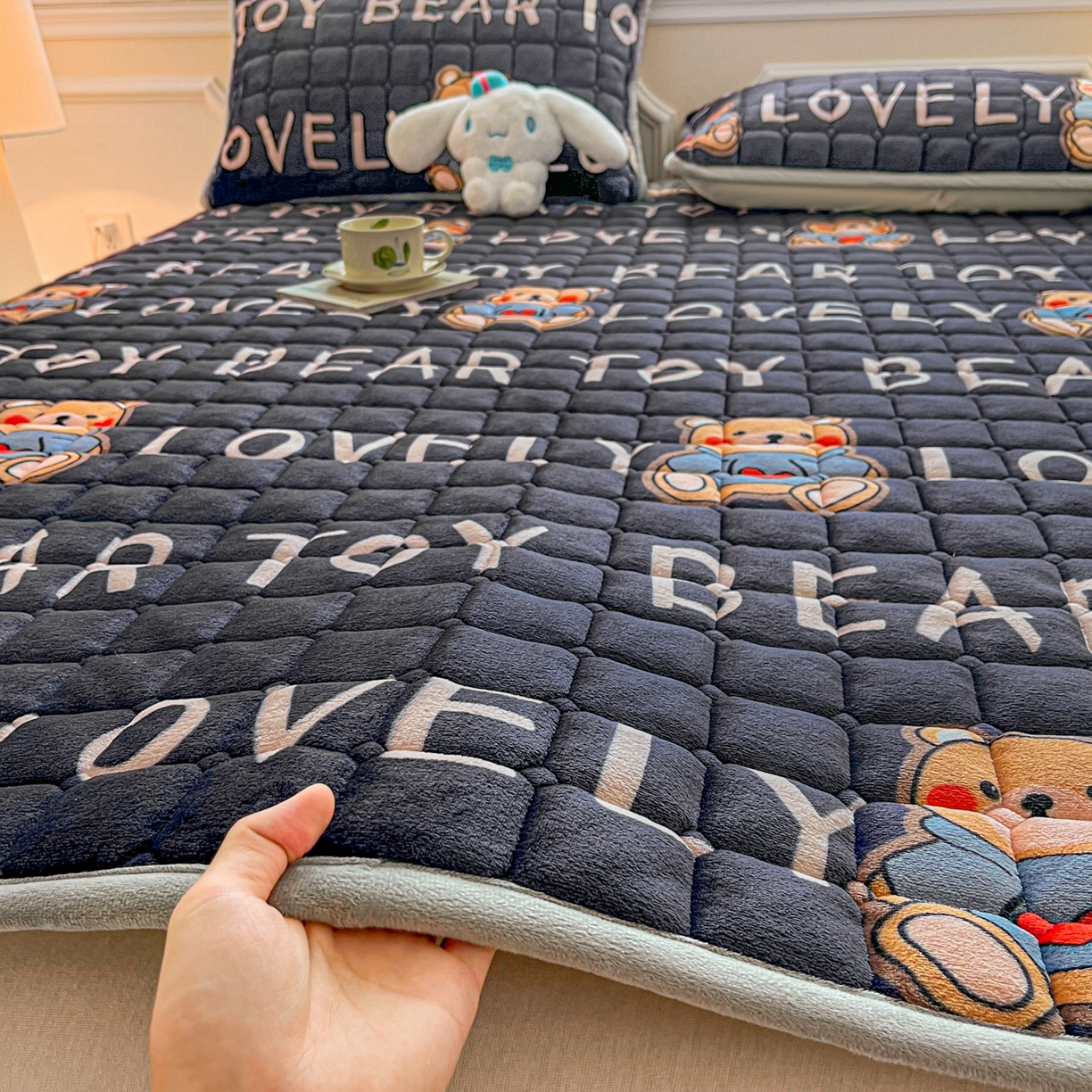 91家纺网 家纺一手货源 找家纺 小叮当家纺仓储工厂店 2025新款牛奶绒夹棉印花床垫床护垫大床图 绒床垫-LOVE熊