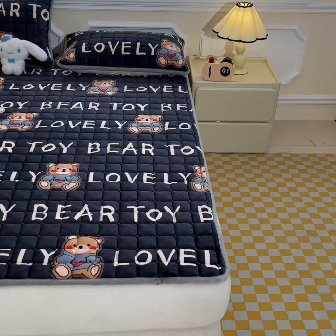 91家纺网 家纺一手货源 找家纺 小叮当家纺仓储工厂店 2025新款牛奶绒夹棉印花床垫床护垫大床图 绒床垫-LOVE熊