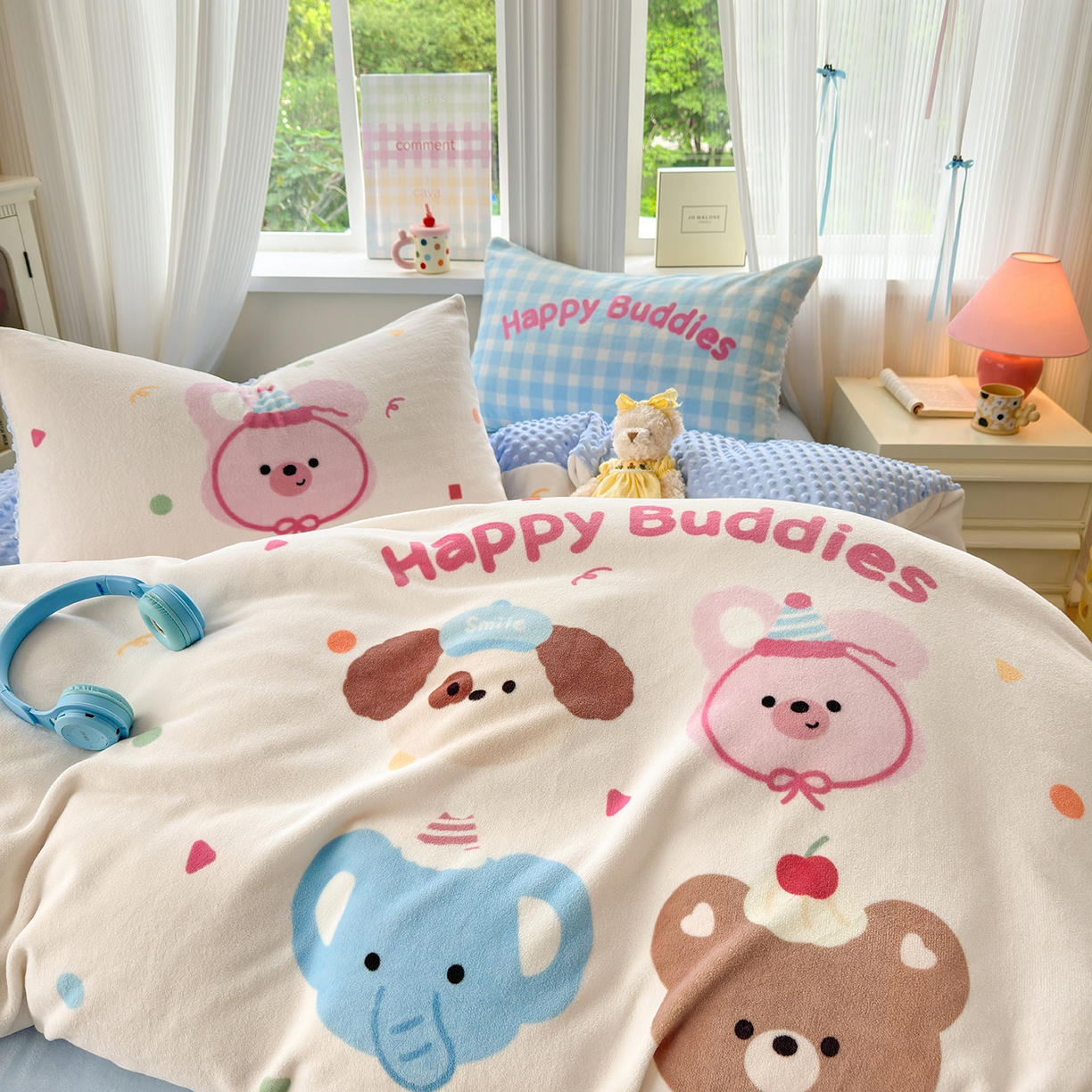 91家纺网 家纺一手货源 找家纺 星期八 2025新款卡通大版牛奶绒豆豆绒数码印花四件套 波点动物园