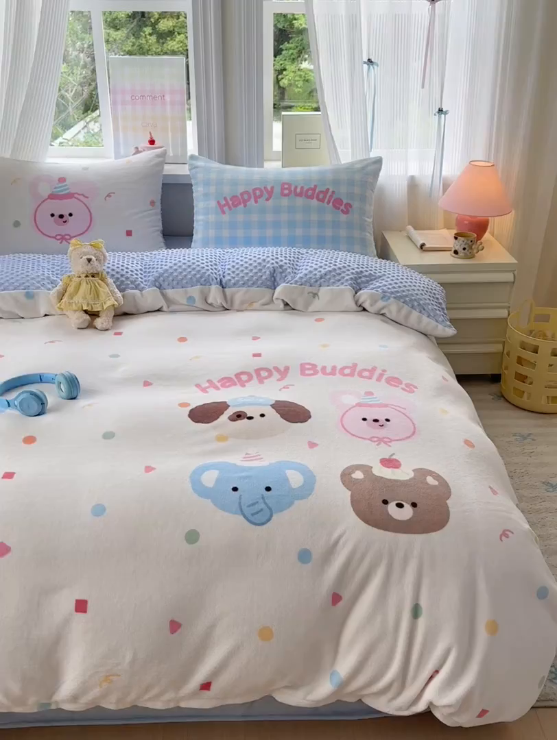 91家纺网 家纺一手货源 找家纺 星期八 2025新款卡通大版牛奶绒豆豆绒数码印花四件套 波点动物园