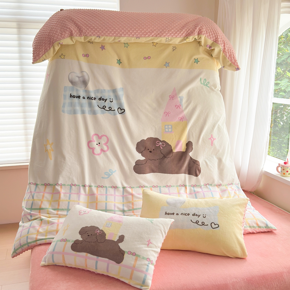 91家纺网 家纺一手货源 找家纺 星期八 2025新款卡通大版牛奶绒豆豆绒数码印花四件套 房子小狗